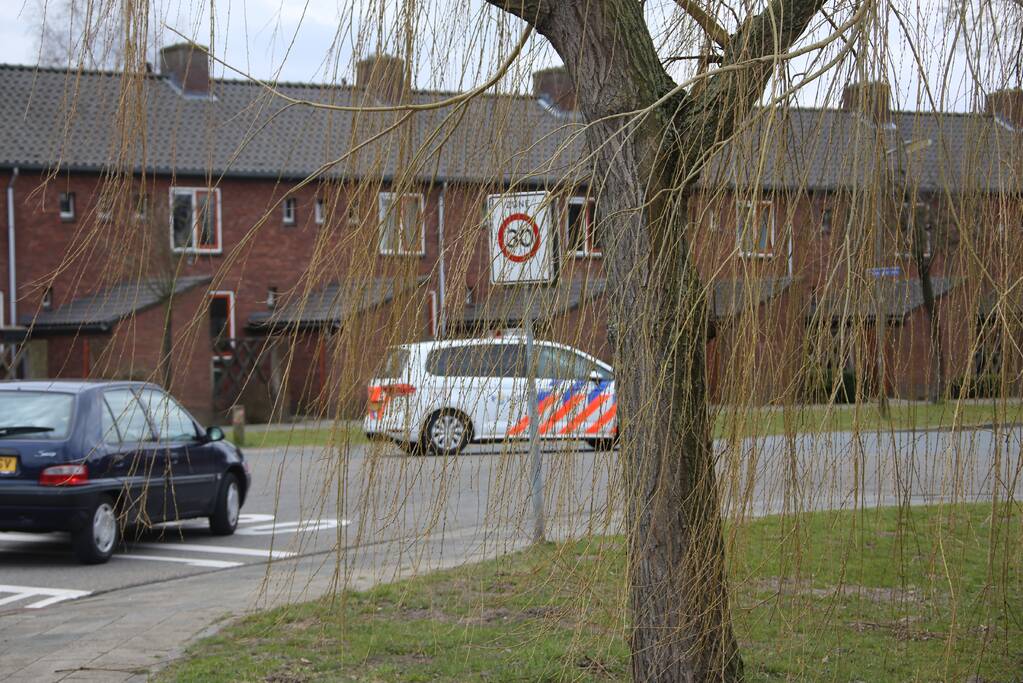 Fietser en personenauto botsen op kruising