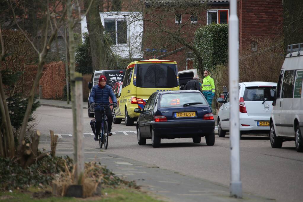 Fietser en personenauto botsen op kruising