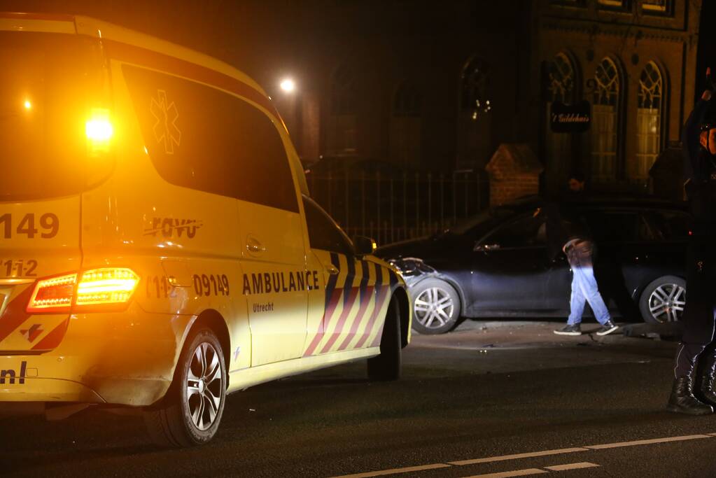 Auto botst tegen muur Gildehuis na uitwijkmanoeuvre