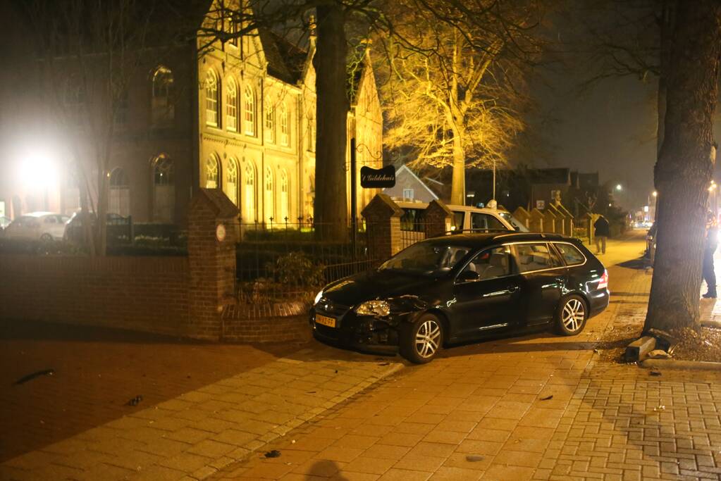 Auto botst tegen muur Gildehuis na uitwijkmanoeuvre