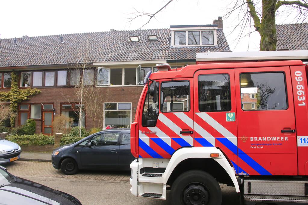 Brandweer ventileert woning na verbrande maaltijd in oven