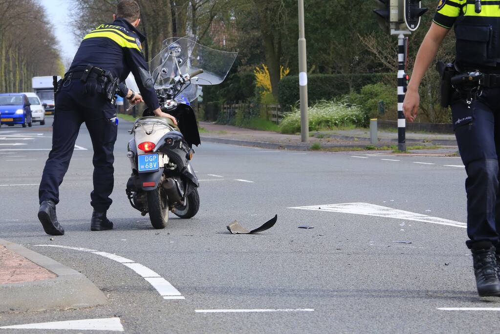 Scooterrijder zwaargewond na botsing met auto