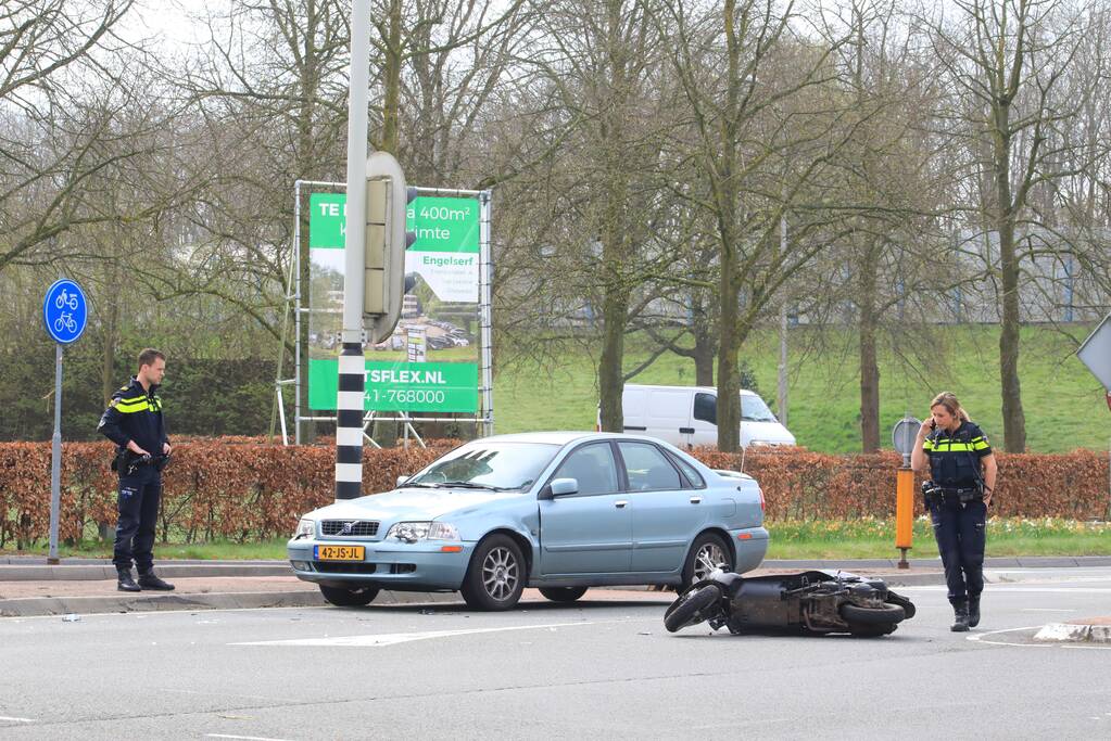 Scooterrijder zwaargewond na botsing met auto