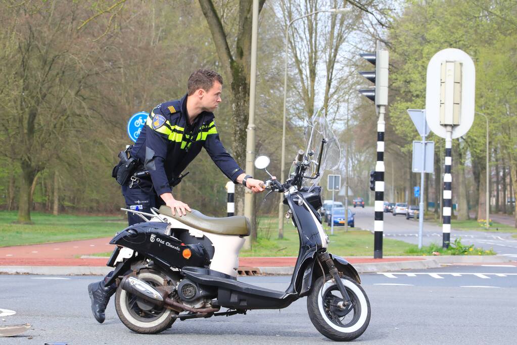 Scooterrijder zwaargewond na botsing met auto