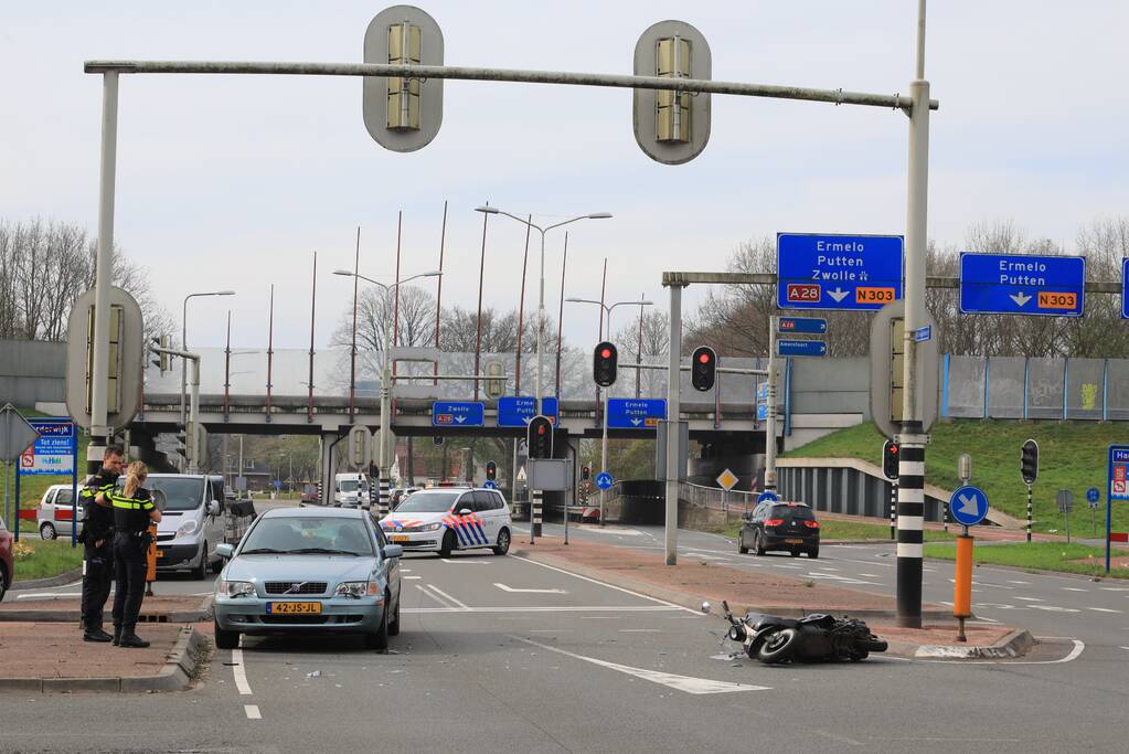 Scooterrijder zwaargewond na botsing met auto