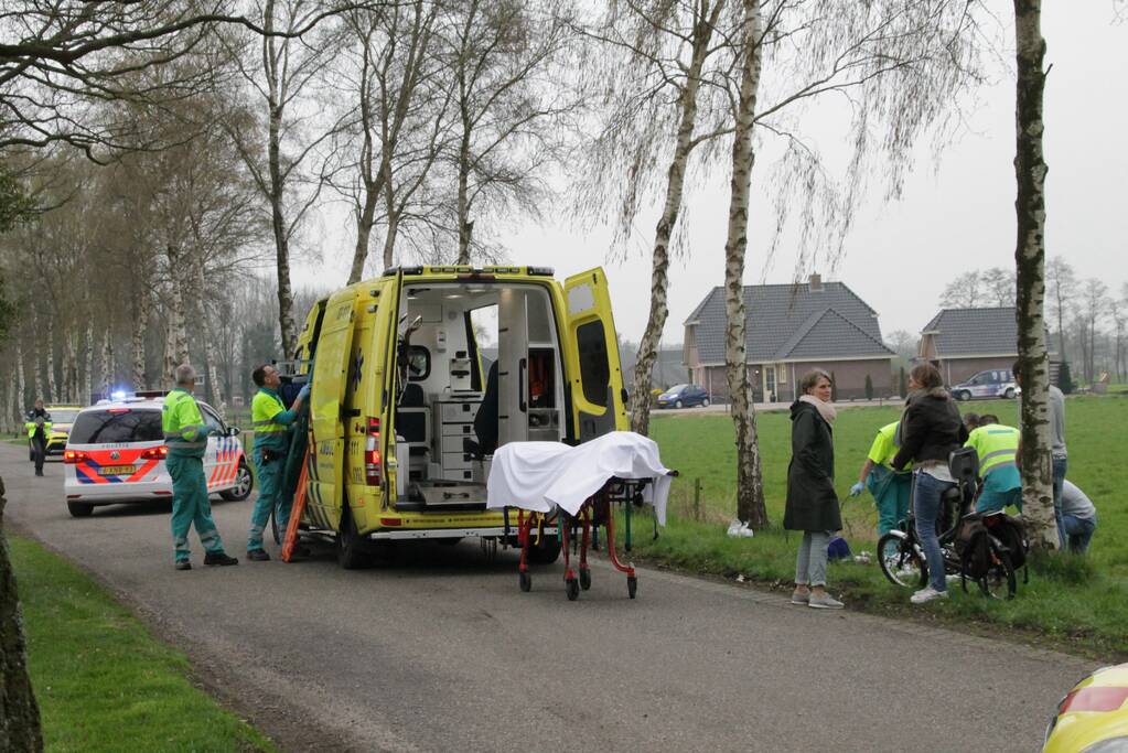 Motorrijder raakt gewond na crash tegen boom