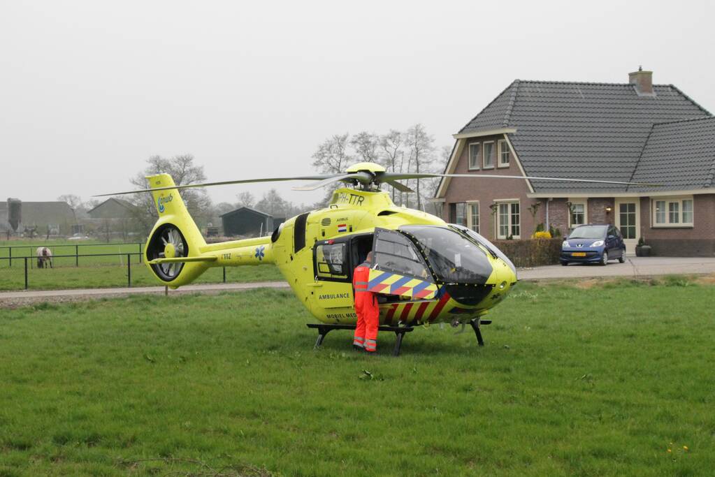 Motorrijder raakt gewond na crash tegen boom