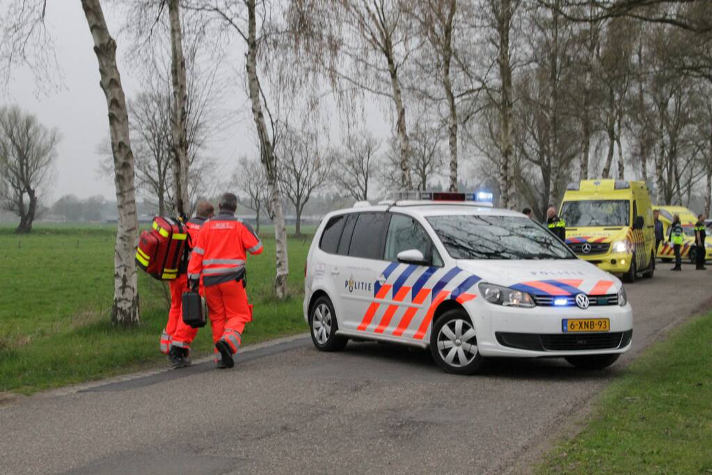 Motorrijder raakt gewond na crash tegen boom