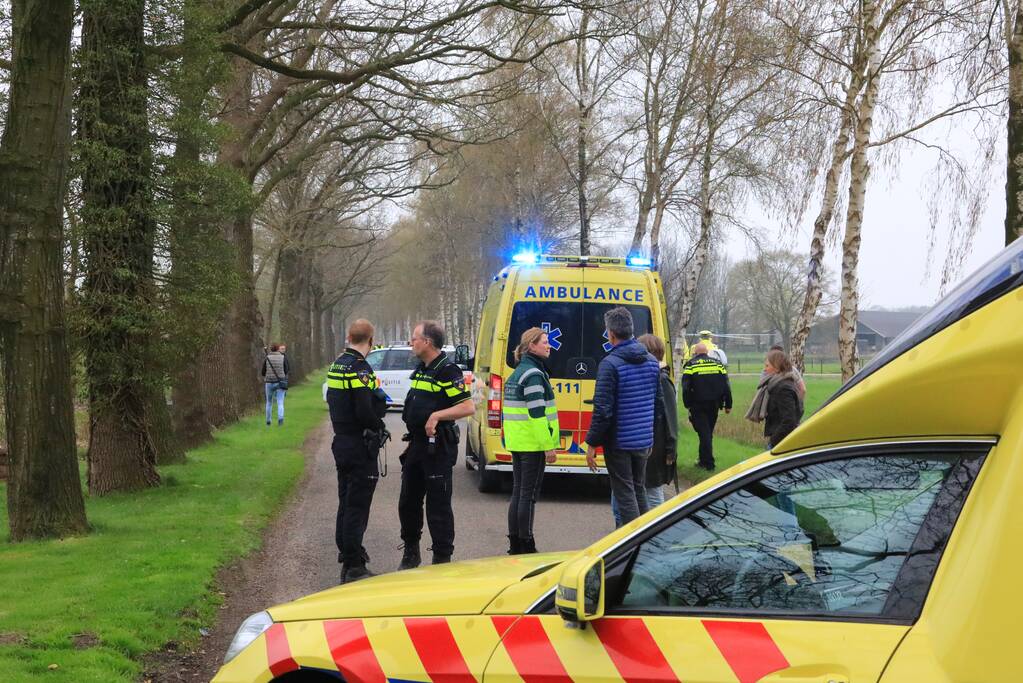 Motorrijder raakt gewond na crash tegen boom