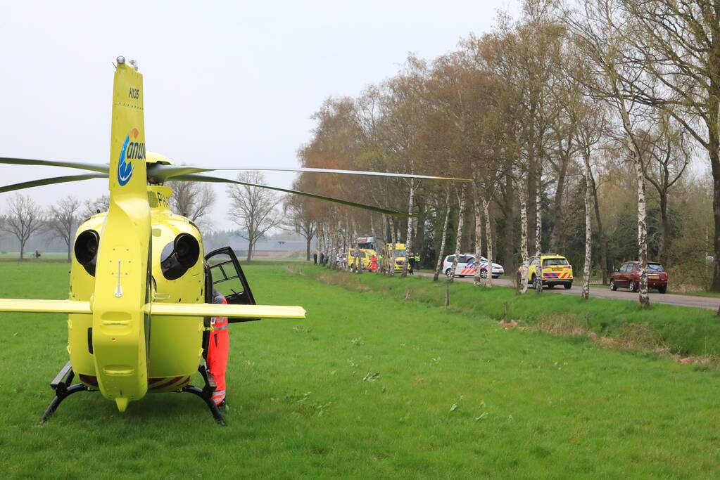 Motorrijder raakt gewond na crash tegen boom