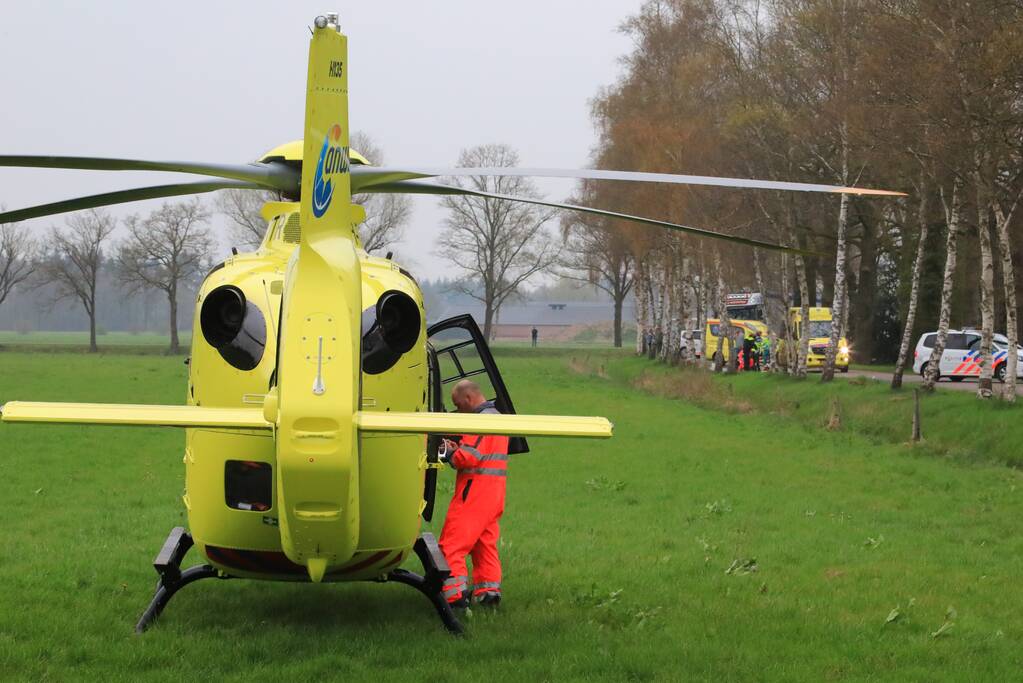 Motorrijder raakt gewond na crash tegen boom