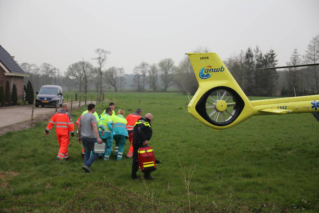 Motorrijder raakt gewond na crash tegen boom