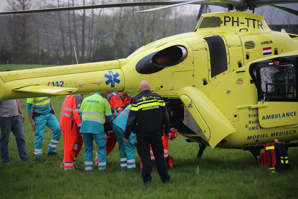 Motorrijder raakt gewond na crash tegen boom