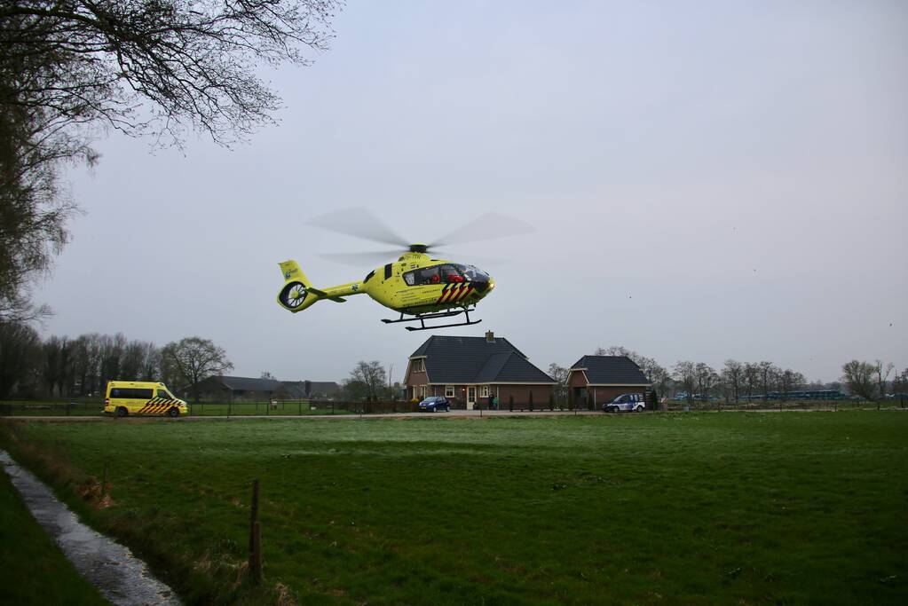 Motorrijder raakt gewond na crash tegen boom