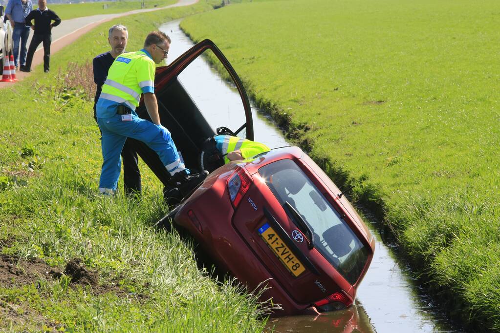 Auto te water na ongeval met brommobiel