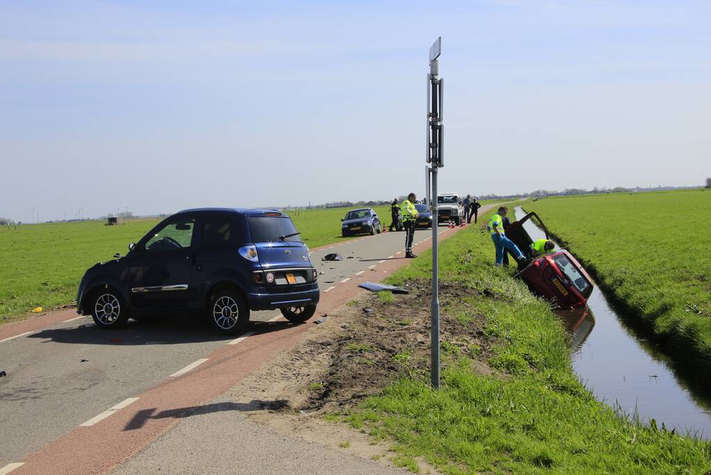 Auto te water na ongeval met brommobiel