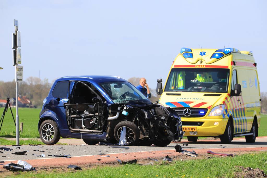 Auto te water na ongeval met brommobiel