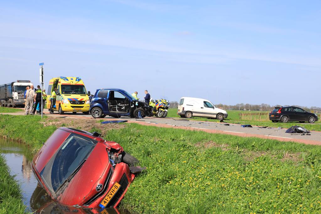 Auto te water na ongeval met brommobiel