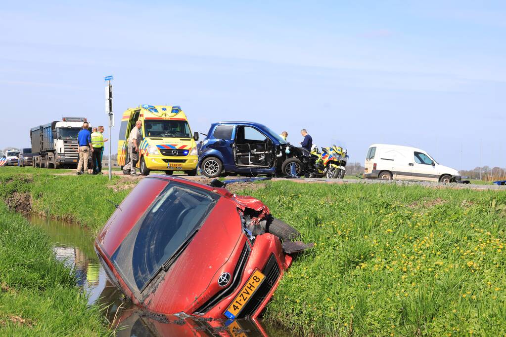 Auto te water na ongeval met brommobiel