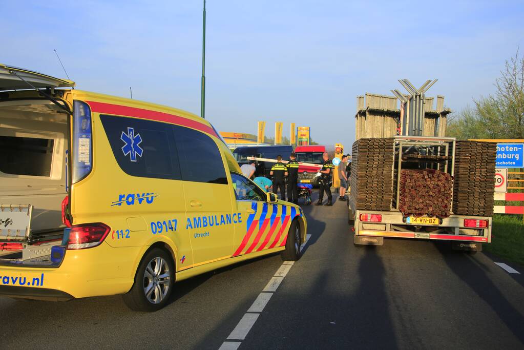 Scooterrijdster rijdt tegen slagboom