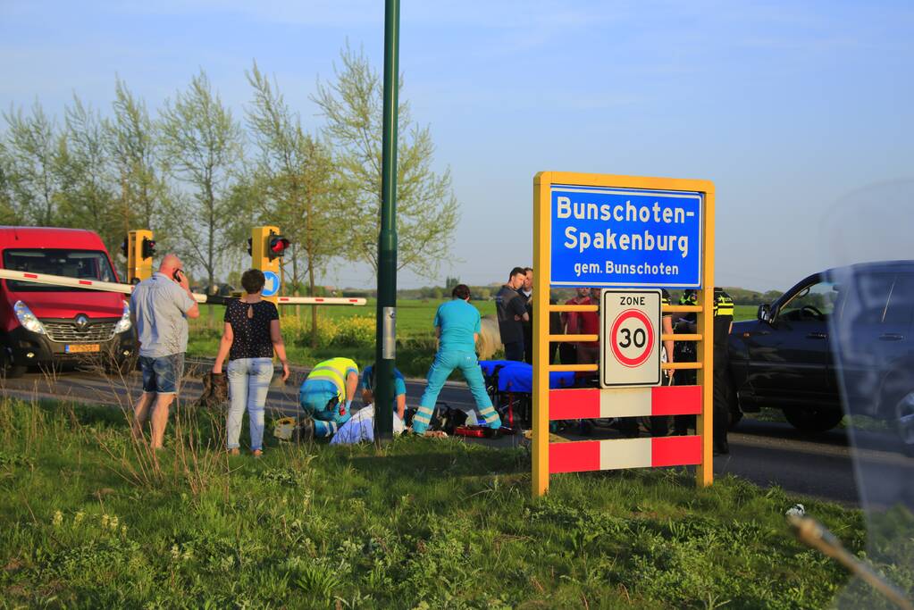 Scooterrijdster rijdt tegen slagboom