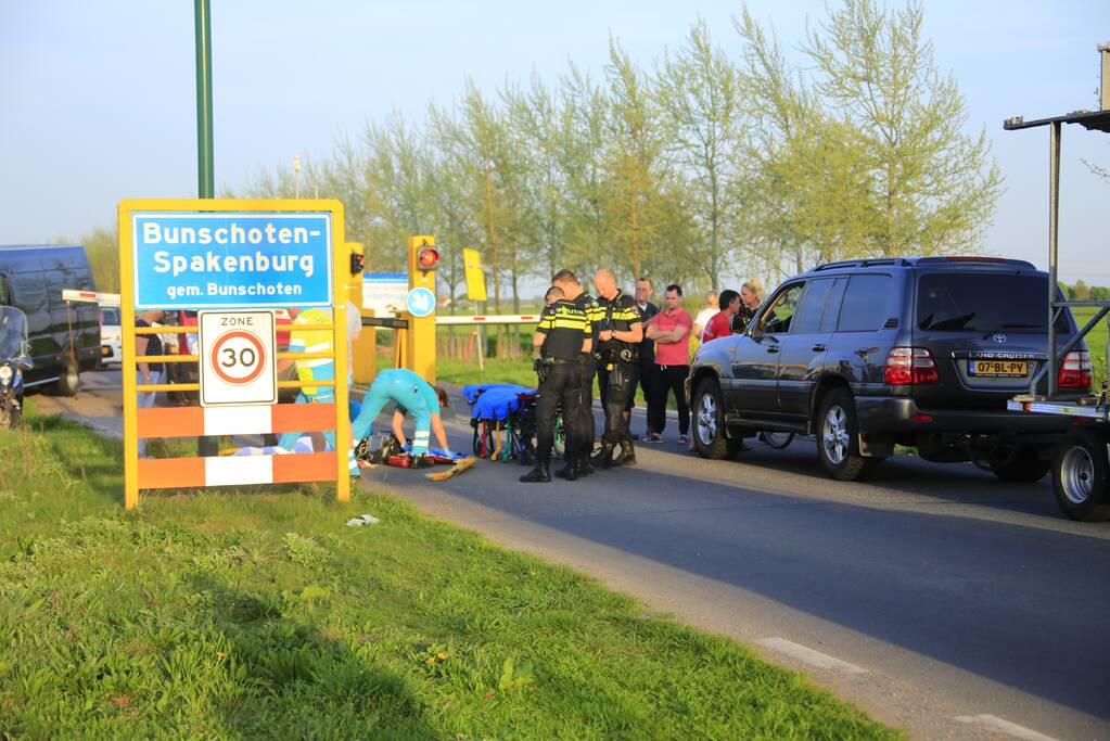 Scooterrijdster rijdt tegen slagboom