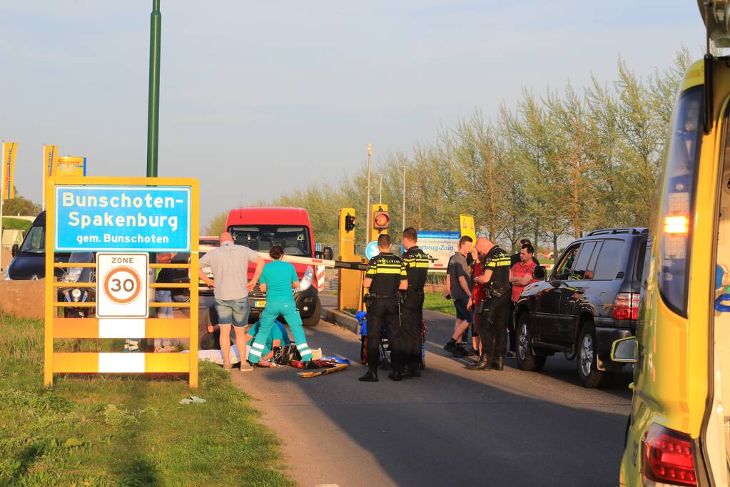 Scooterrijdster rijdt tegen slagboom