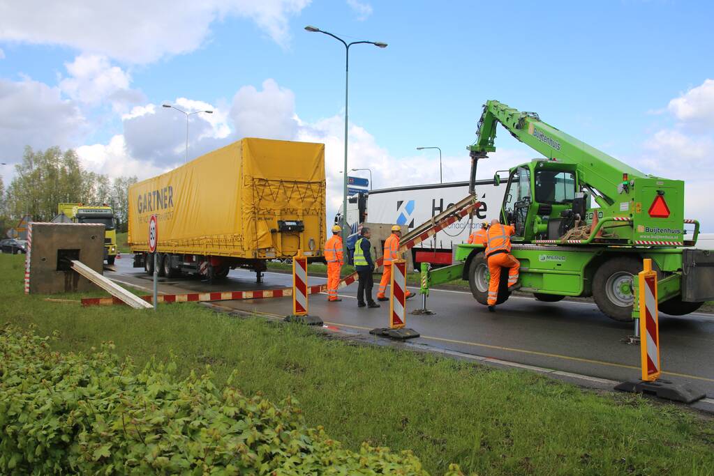 Vrachtwagen ramt hoogtebalk