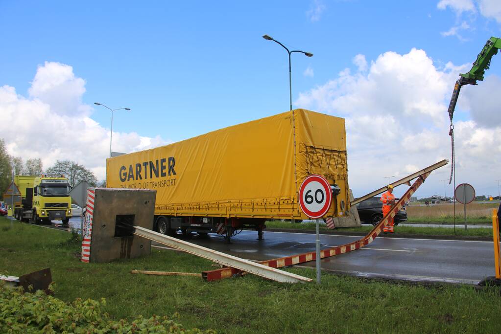 Vrachtwagen ramt hoogtebalk