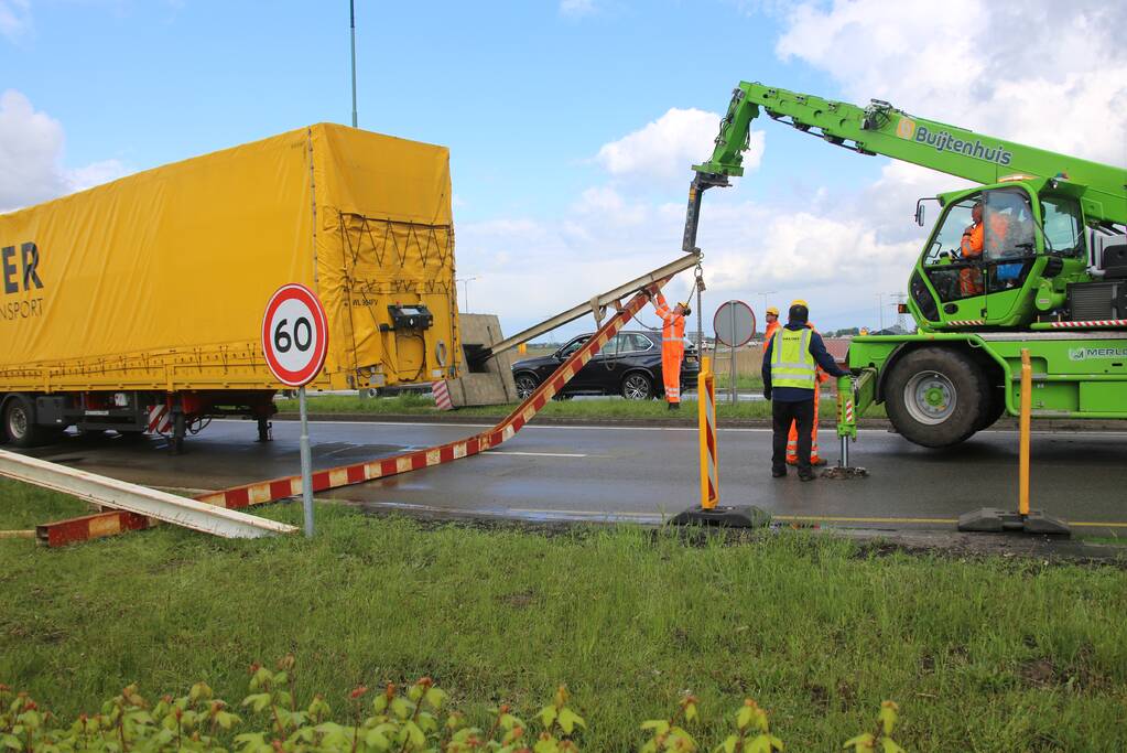 Vrachtwagen ramt hoogtebalk