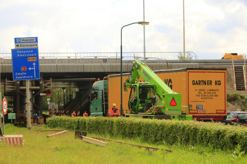 Vrachtwagen ramt hoogtebalk