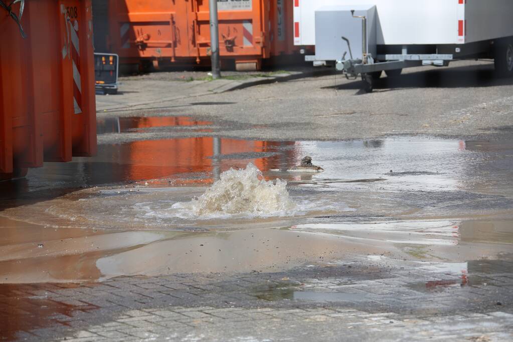 Kraan rijdt over waterleiding en zorgt voor waterballet