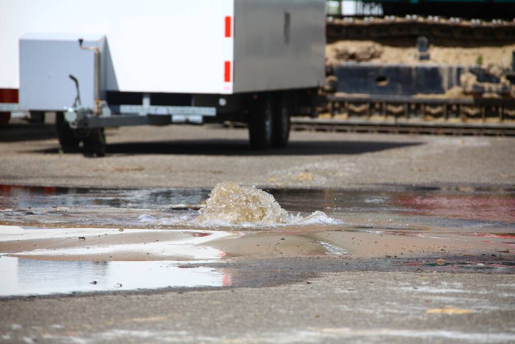 Kraan rijdt over waterleiding en zorgt voor waterballet