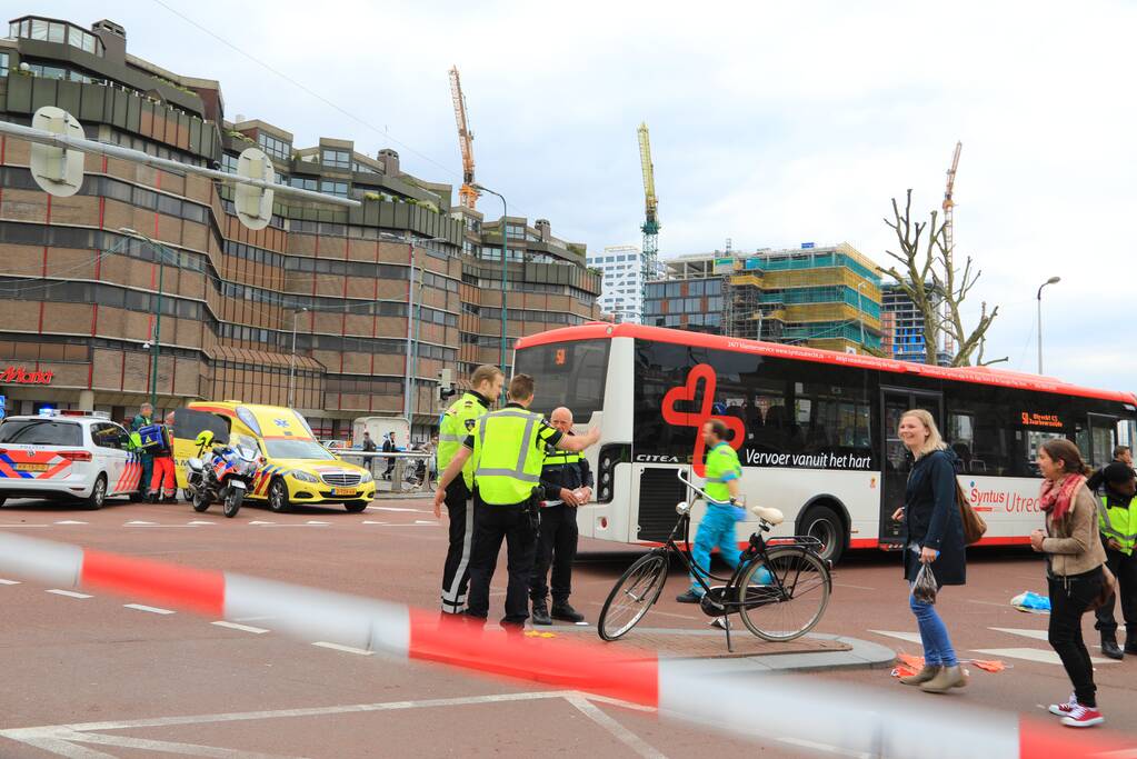 Voetganger Ernstige Gewond Na Aanrijding Met Stadsbus, Daalsesingel In ...