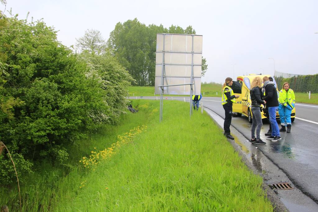 Auto te water geraakt op afrit snelweg