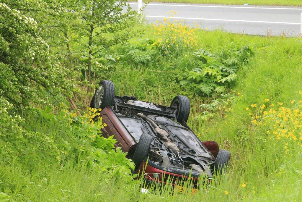 Auto te water geraakt op afrit snelweg