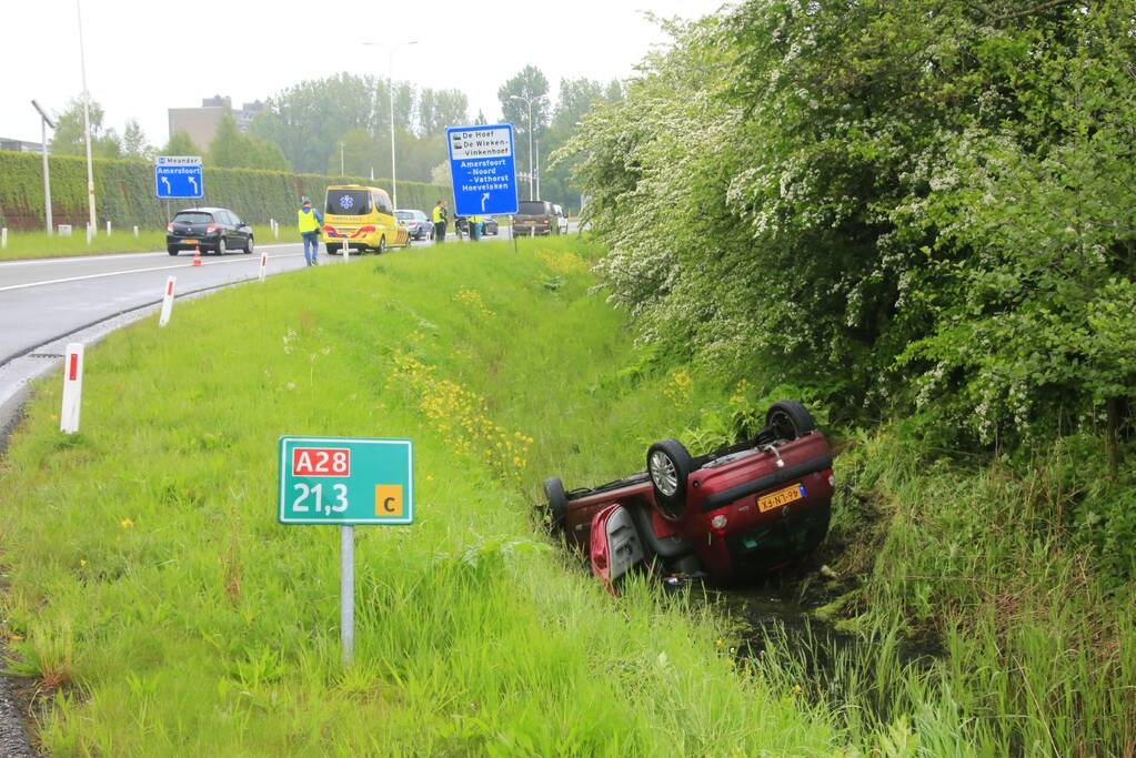 Auto te water geraakt op afrit snelweg