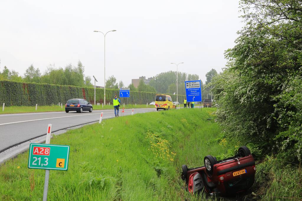 Auto te water geraakt op afrit snelweg