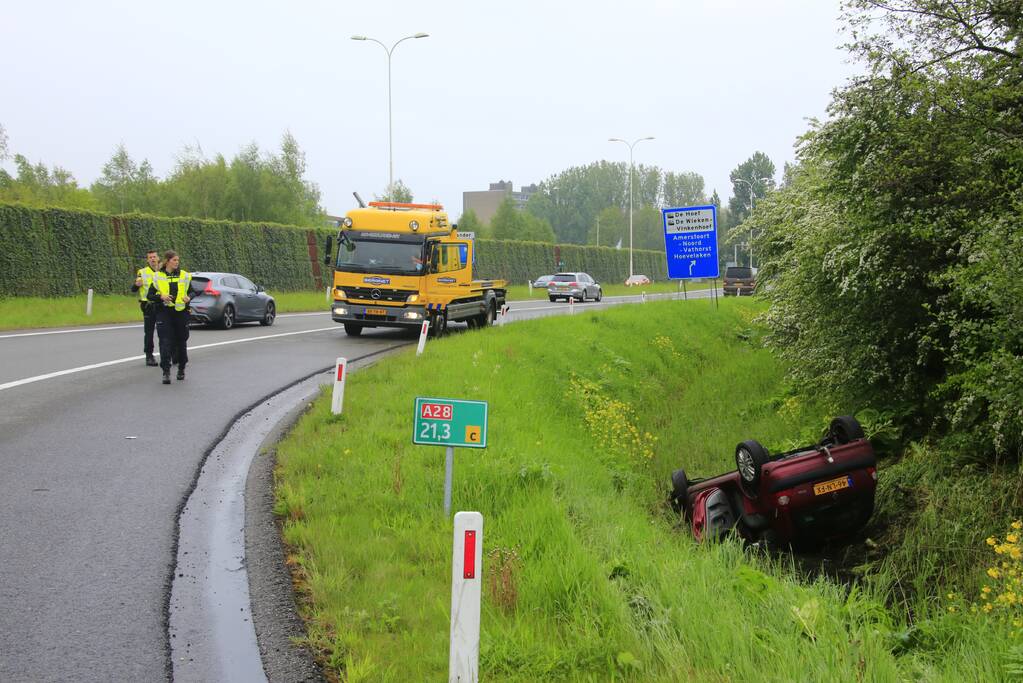 Auto te water geraakt op afrit snelweg