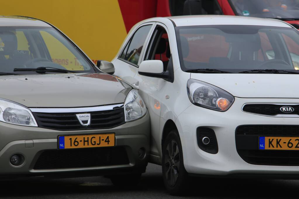 Twee auto's botsen op rotonde