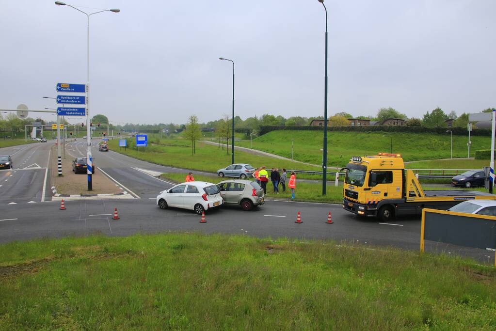 Twee auto's botsen op rotonde