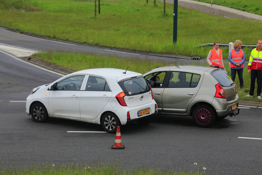 Twee auto's botsen op rotonde