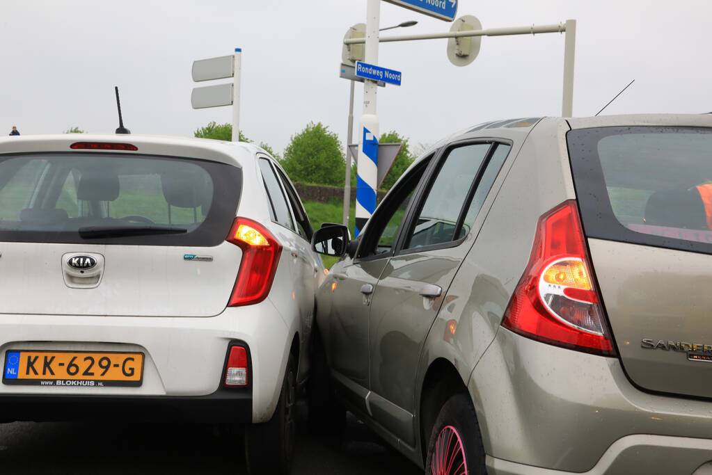 Twee auto's botsen op rotonde