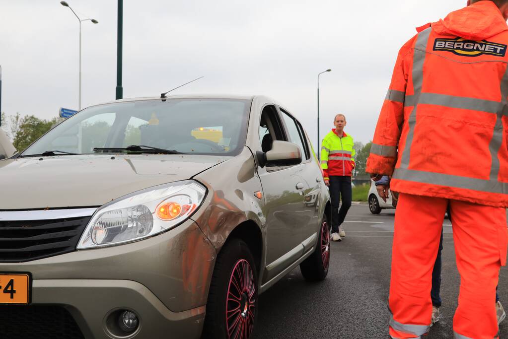 Twee auto's botsen op rotonde