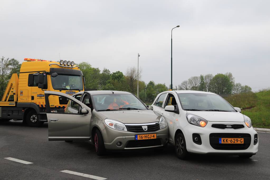 Twee auto's botsen op rotonde