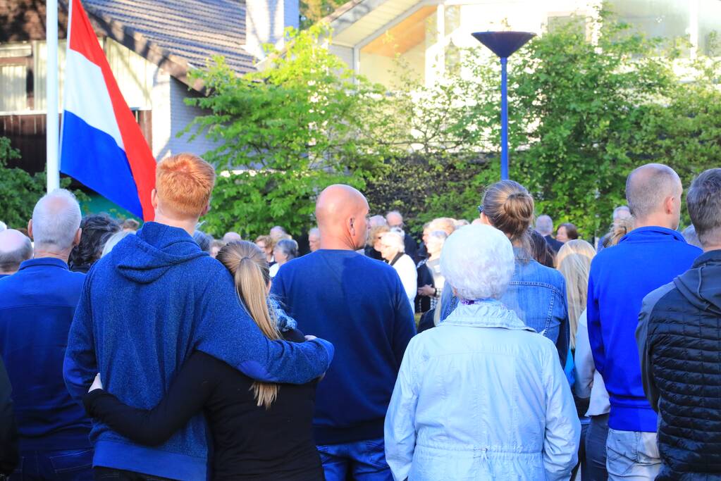 Jong en oud herdenken samen slachtoffers