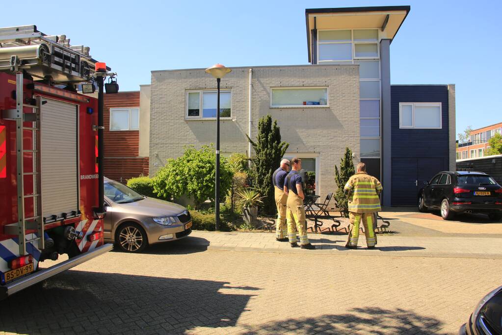 Bewoner blust zelf brand met tuinslang