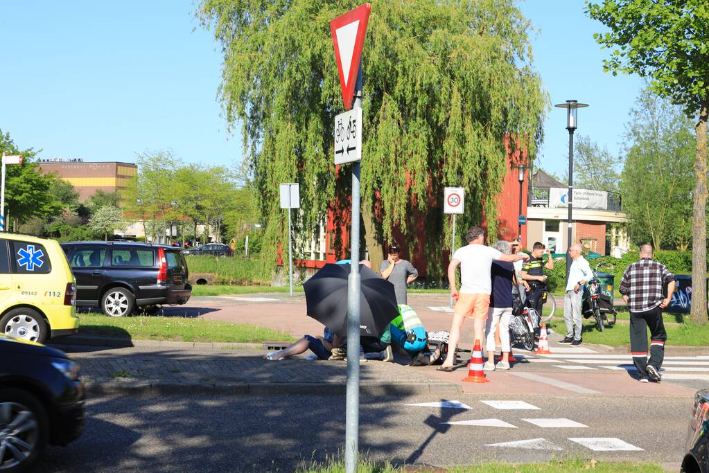 Overstekende fietsster aangereden door auto