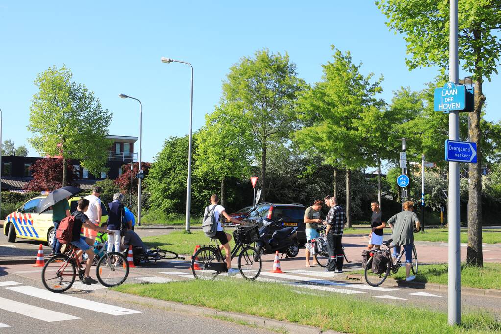 Overstekende fietsster aangereden door auto