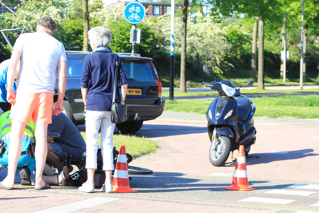 Overstekende fietsster aangereden door auto